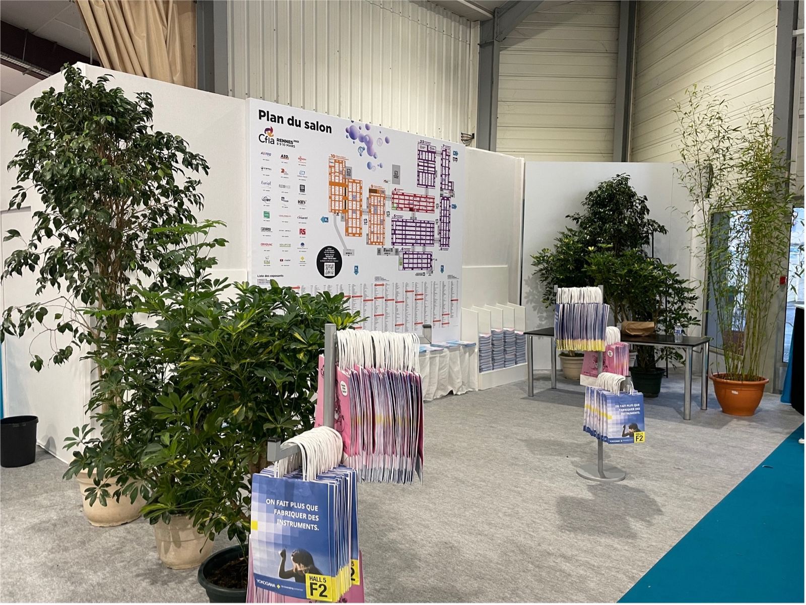 Entrée de stand végétalisée avec ficus