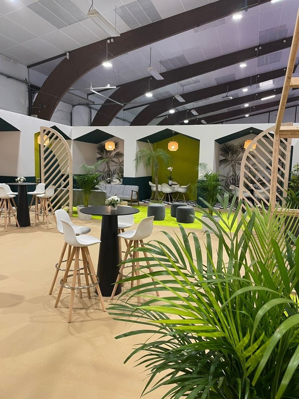 Espace lounge VIP végétalisé sur un salon professionnel