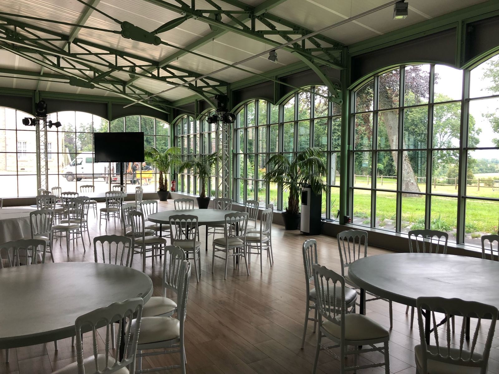 Salle de réception de mariage végétalisée avec palmiers
